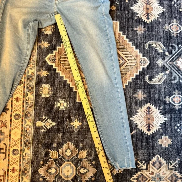 Levi’s 711 Skinny Women’s Jeans Light Wash Distressed Hem Size 29 - Picture 16 of 16